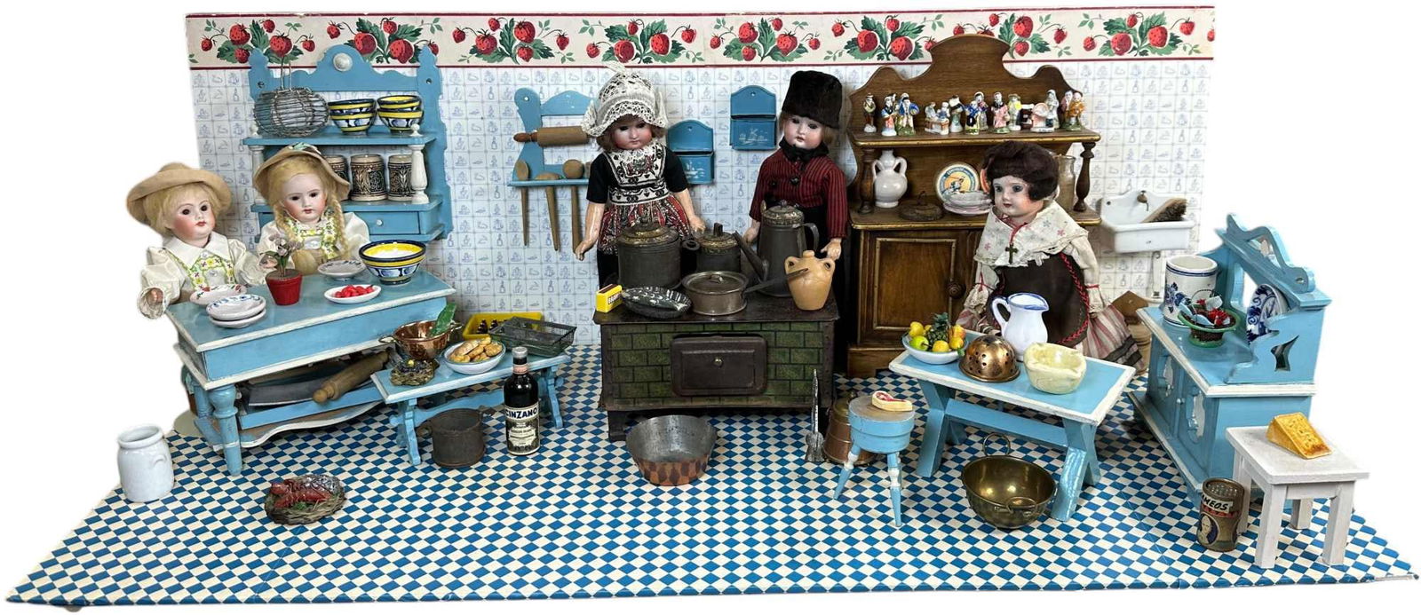 KITCHEN DISPLAY COMPLETE W/ DOLLS & FURNISHINGS (1 of 19)