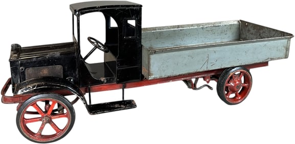 BURDETTE-MURRAY WHITE BED TRUCK