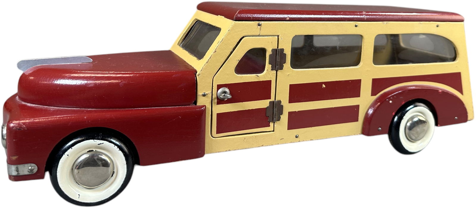 BUDDY L WOODIE STATION WAGON: 440. BUDDY L WOODIE STATION WAGON | Scarcer painted slats body. | 18.5" l. | Two small splits to wood of original rear door, overall (Pristine Condition) | $500 - $800