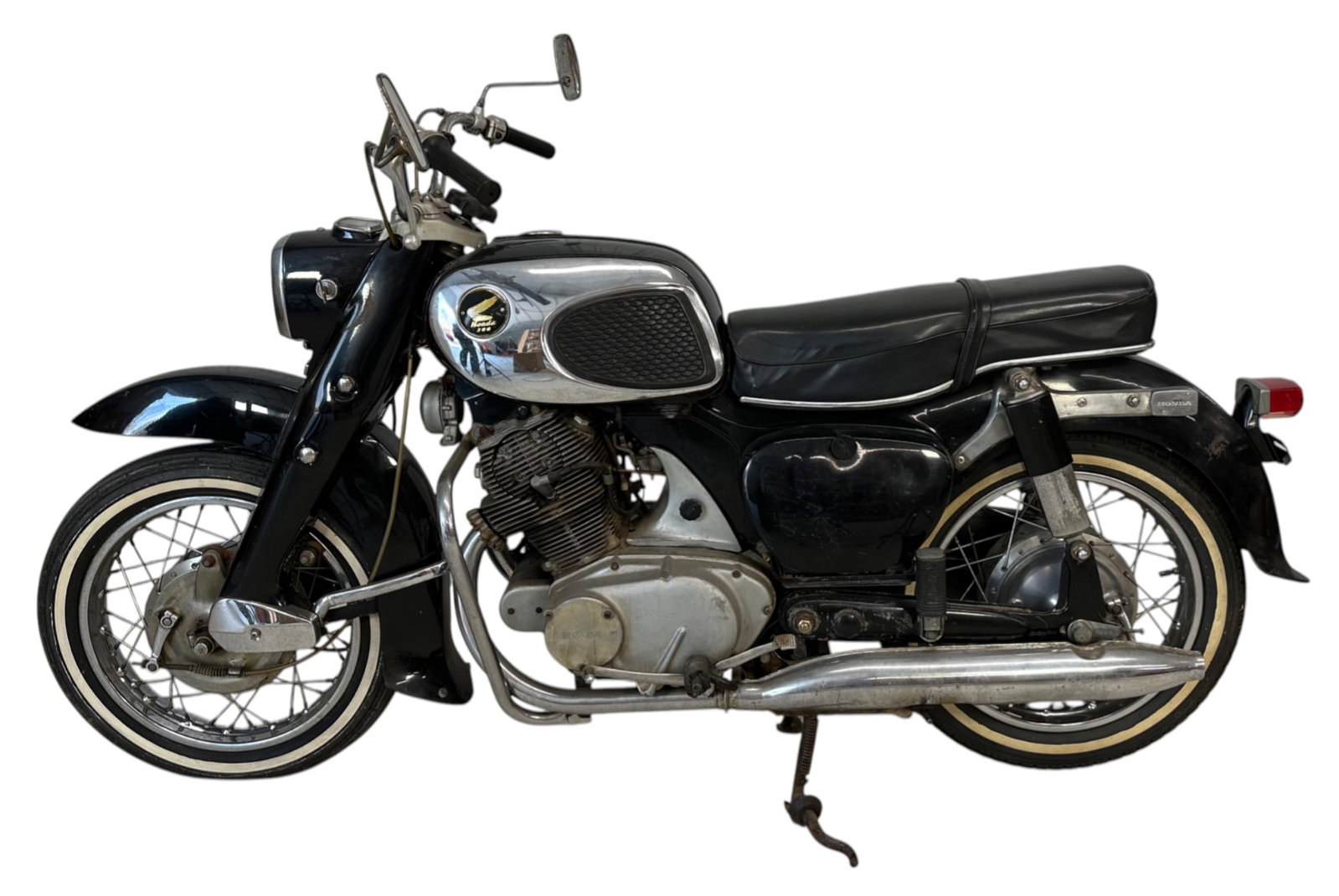 HONDA C77 DREAM 300 MOTORCYCLE: 28. HONDA C77 DREAM 300 MOTORCYCLE | Ignition key included, electric and kick start, 305cc four stroke twin, four speed transmission, approximate circa 1960-1963, chassis no.CA77E-401386, odometer rea