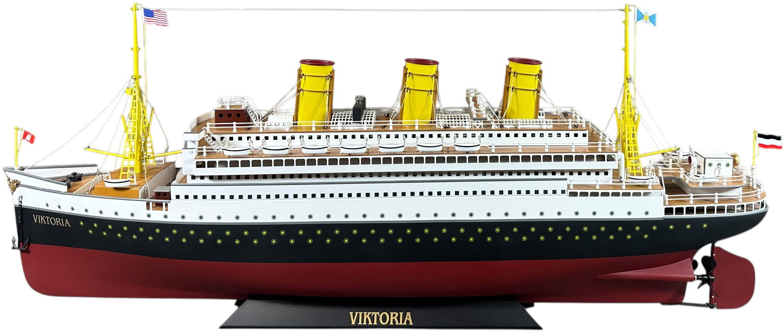 BOXED MARKLIN VIKTORIA OCEAN LINER: 72. BOXED MARKLIN VIKTORIA OCEAN LINER | 38" l. | Contemporary, (Near Mint Condition) | $600 - $1,200