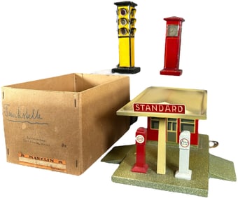 MARKLIN FUEL STATION W/ CLOCK & TRAFFIC LIGHT