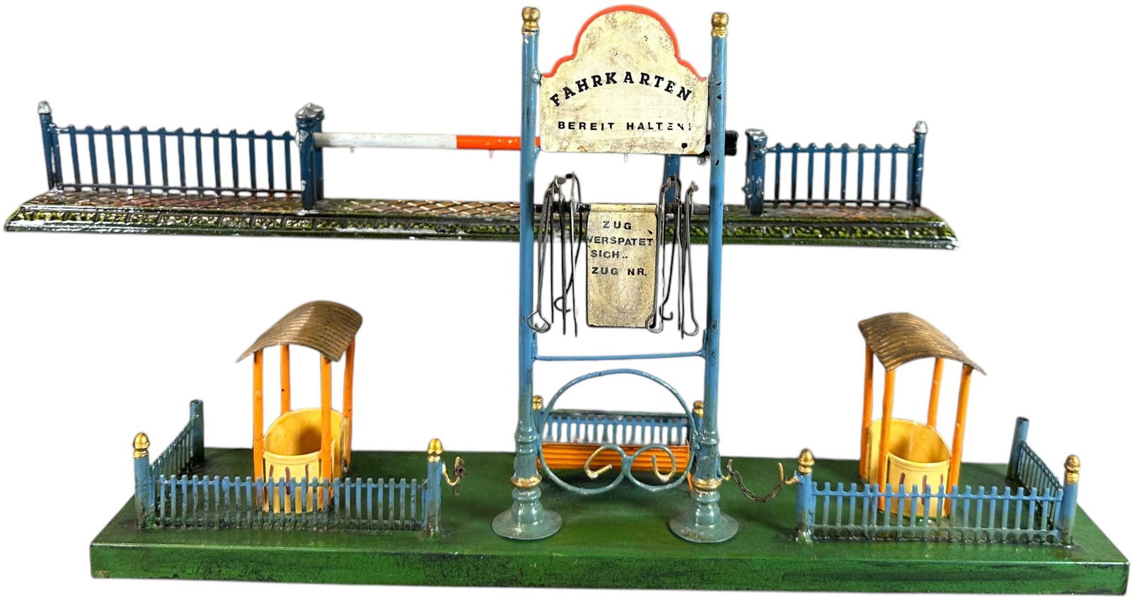 MARKLIN TICKET BOOTHS & RR CROSS ACCESSORIES (1 of 14)