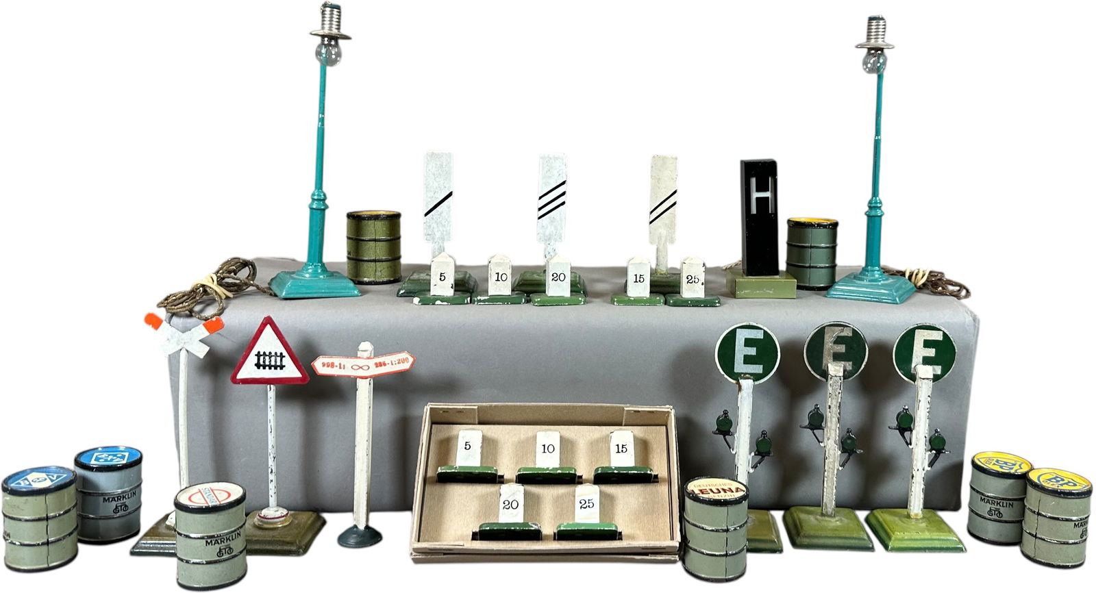 LOT OF MARKLIN OIL BARRELS & RAILROAD SIGNS (1 of 9)