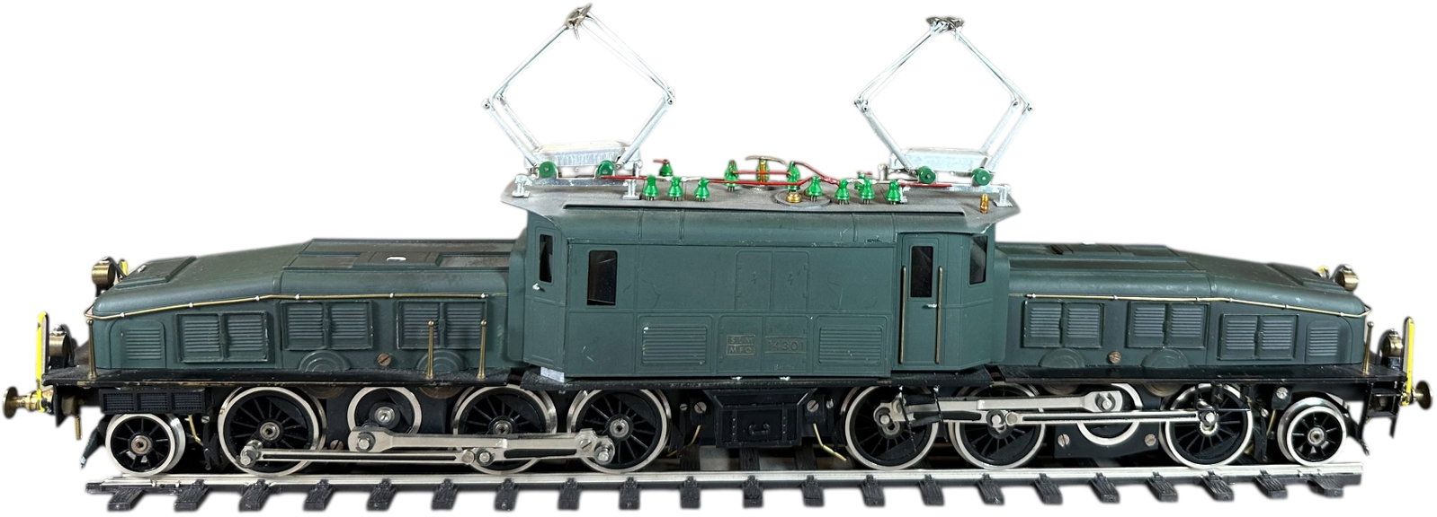 SWISS CROCODILE LOCOMOTIVE: 257. SWISS CROCODILE LOCOMOTIVE | O gauge, 2-rail electric. | 16" l. loco | A few small spots of glue, two stair sets missing, (Excellent Condition) | $700 - $1,200
