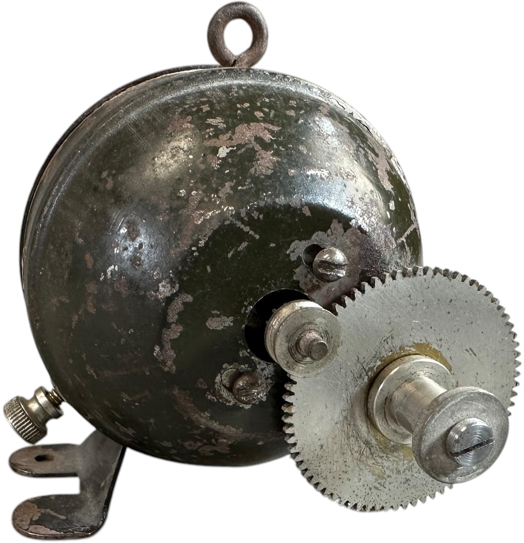 RARE LIONEL GREEN NEW DEPARTURE MOTOR: 324. RARE LIONEL GREEN NEW DEPARTURE MOTOR | 3.5" h. | large gear does not make contact with gear on motor, overall (Very Good to Excellent Condition) | $200 - $300