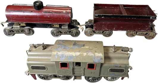 LIONEL NO.42 & 10 SERIES FREIGHT CARS