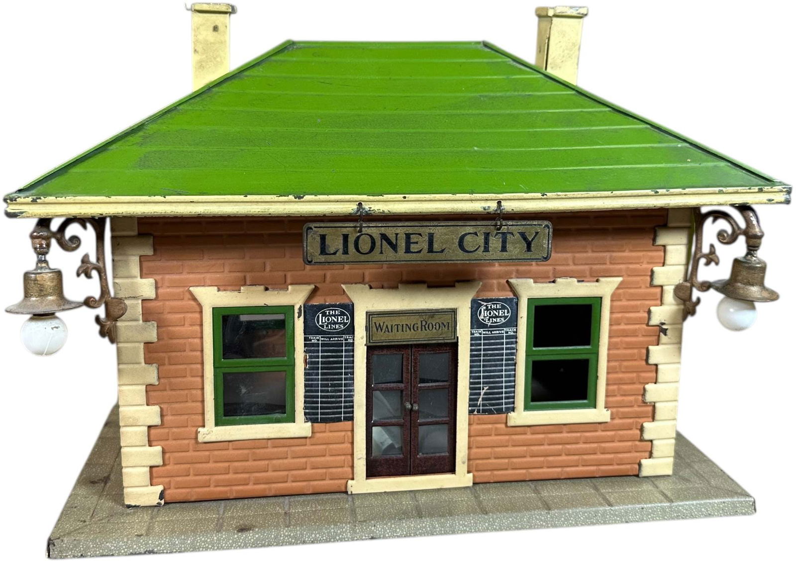 LIONEL 124 STATION W/ RARE SPECIAL BASE (1 of 9)