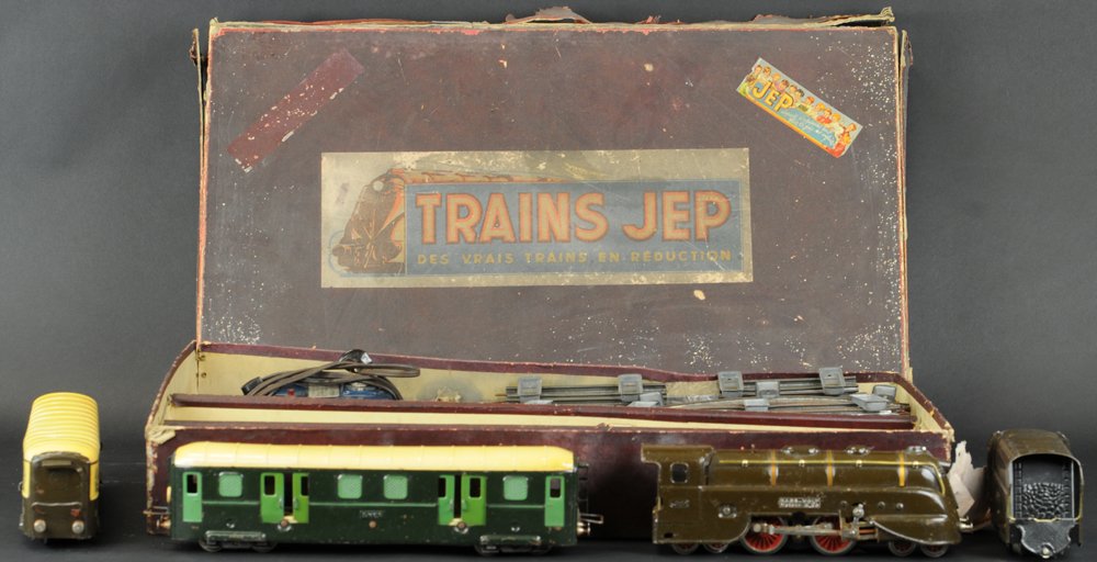 BOXED JEP TRAIN SET: France, set includes: Streamlined electric locomotive and tender in dark brown, together with SNCF cards, one coach done in brown with yellow roof, and one baggage car done in green body with yellow r