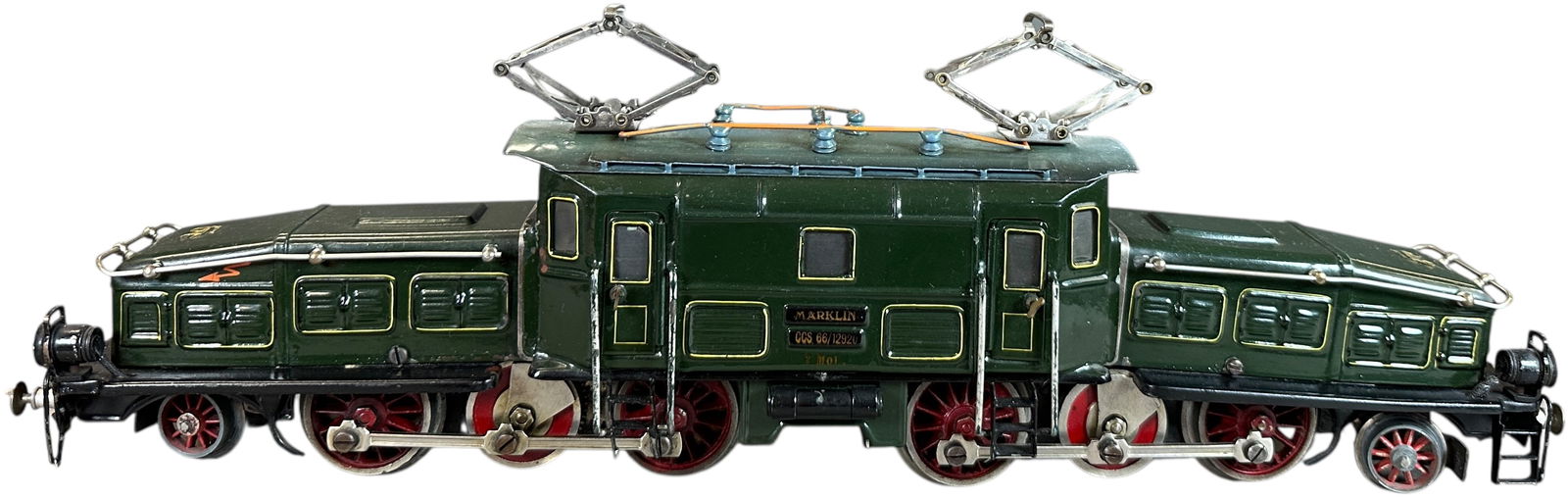 ORIGINAL MARKLIN CROCODILE LOCOMOTIVE: 85. ORIGINAL MARKLIN CROCODILE LOCOMOTIVE | O gauge, electric, an original example of the renowned Swiss Crocodile articulating locomotive. | 16.5 " l. | Outstanding all original example of a rare 0 g