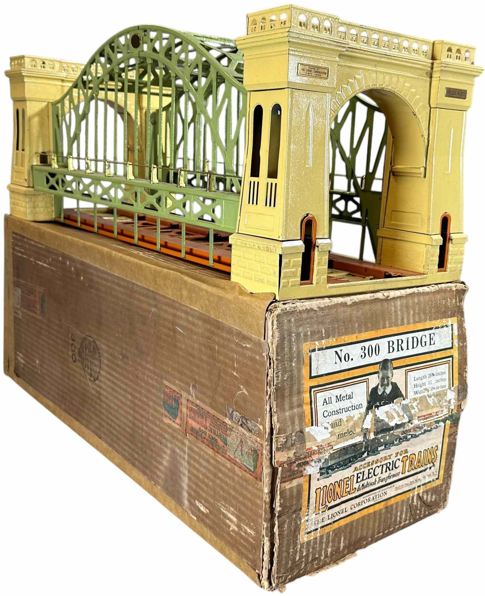BOXED LIONEL NO.300 HELLGATE BRIDGE: 233. BOXED LIONEL NO.300 HELLGATE BRIDGE | Standard gauge. | 28 x 11" lw | Box is complete with expected wear and tear to seams, bridge has a nice alligatoring patina to original paint, (Excellent Con
