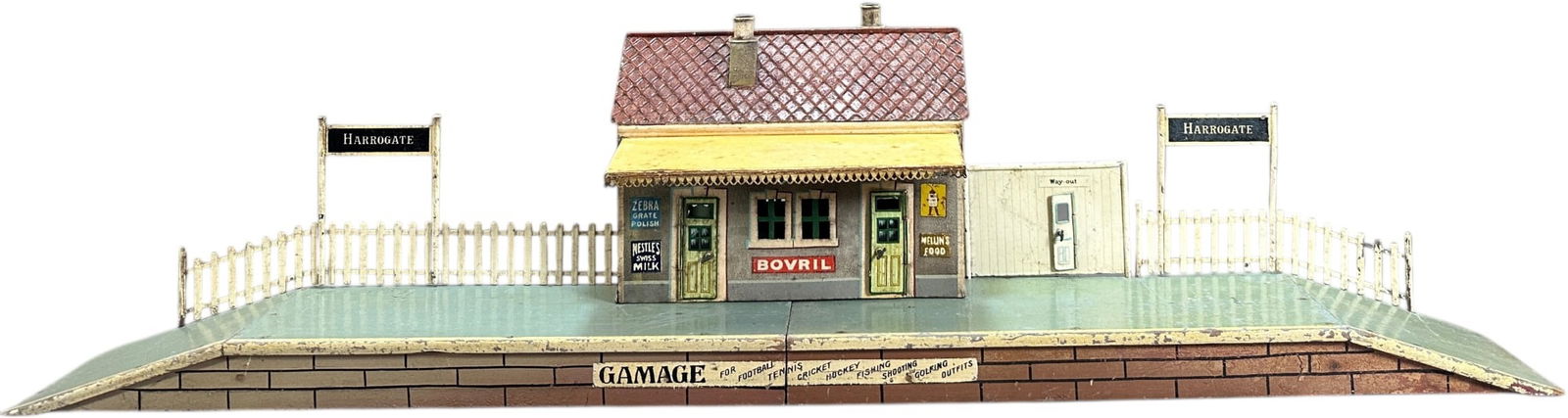 MARKLIN ENGLISH COUNTRY STATION W/ ADVERTISING (1 of 10)