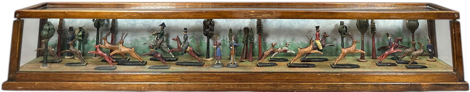 ERZGEBIRGE WOODEN HUNTING SCENE IN CASE (1 of 6)