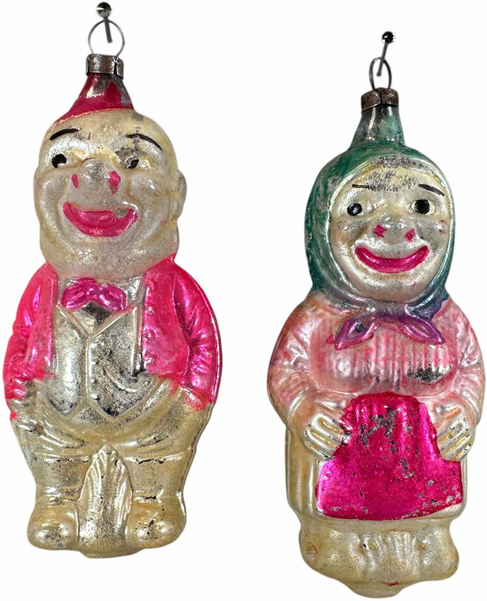 A GLASS ORNAMENT COUPLE: 1097. A GLASS ORNAMENT COUPLE | Cute couple. | 4.5" h. | (Excellent Condition) | $300 - $500