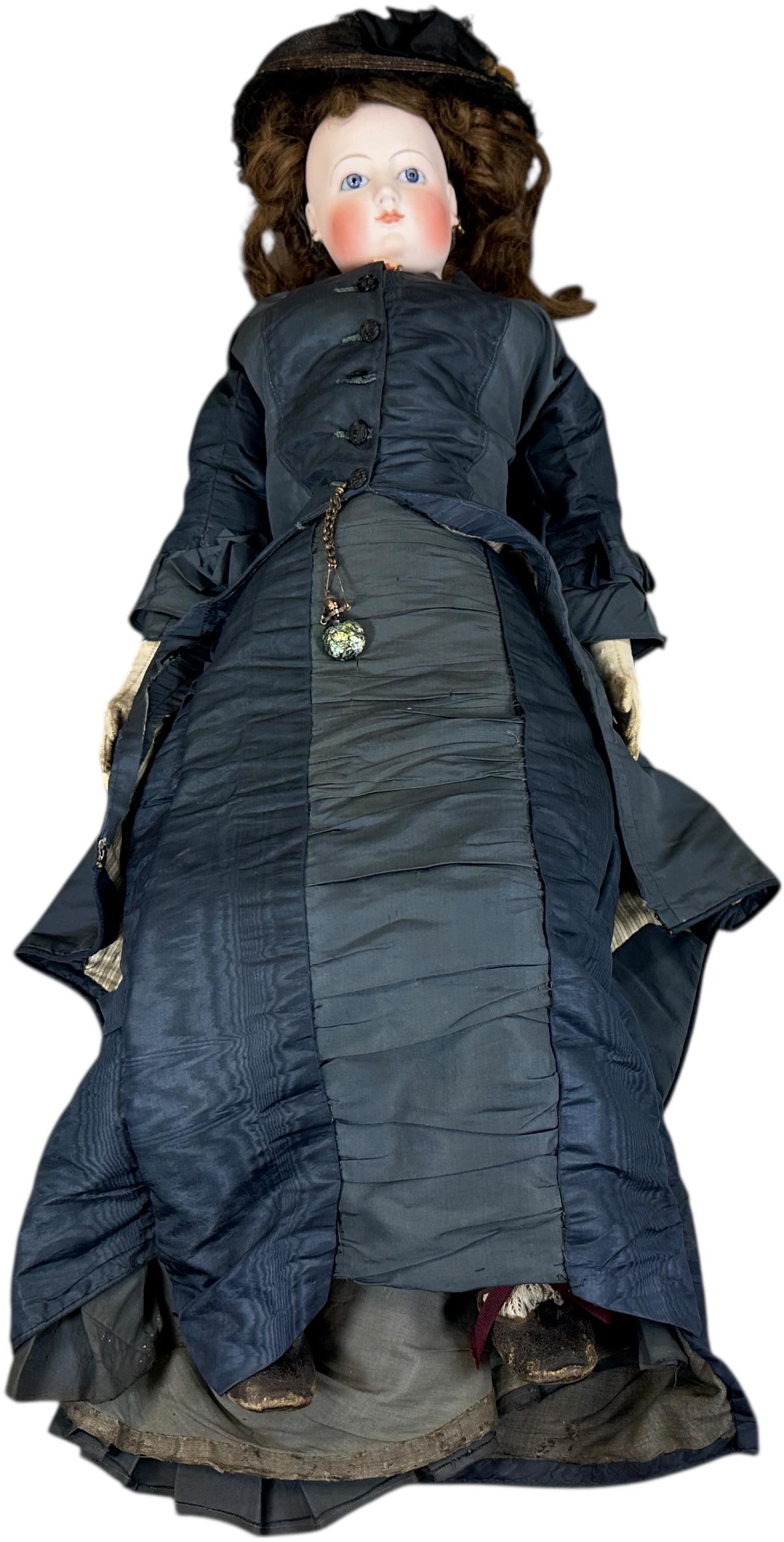 UNMARKED FG EPIC SIZE FRENCH FASHION DOLL: 1425. UNMARKED FG EPIC SIZE FRENCH FASHION DOLL | Impressive bisque socket head doll, on separate bisque shoulder, and mounted on original heavy stuffed white kid body, with separately stitched