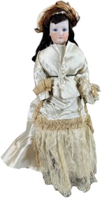 UNMARKED FASHION DOLL