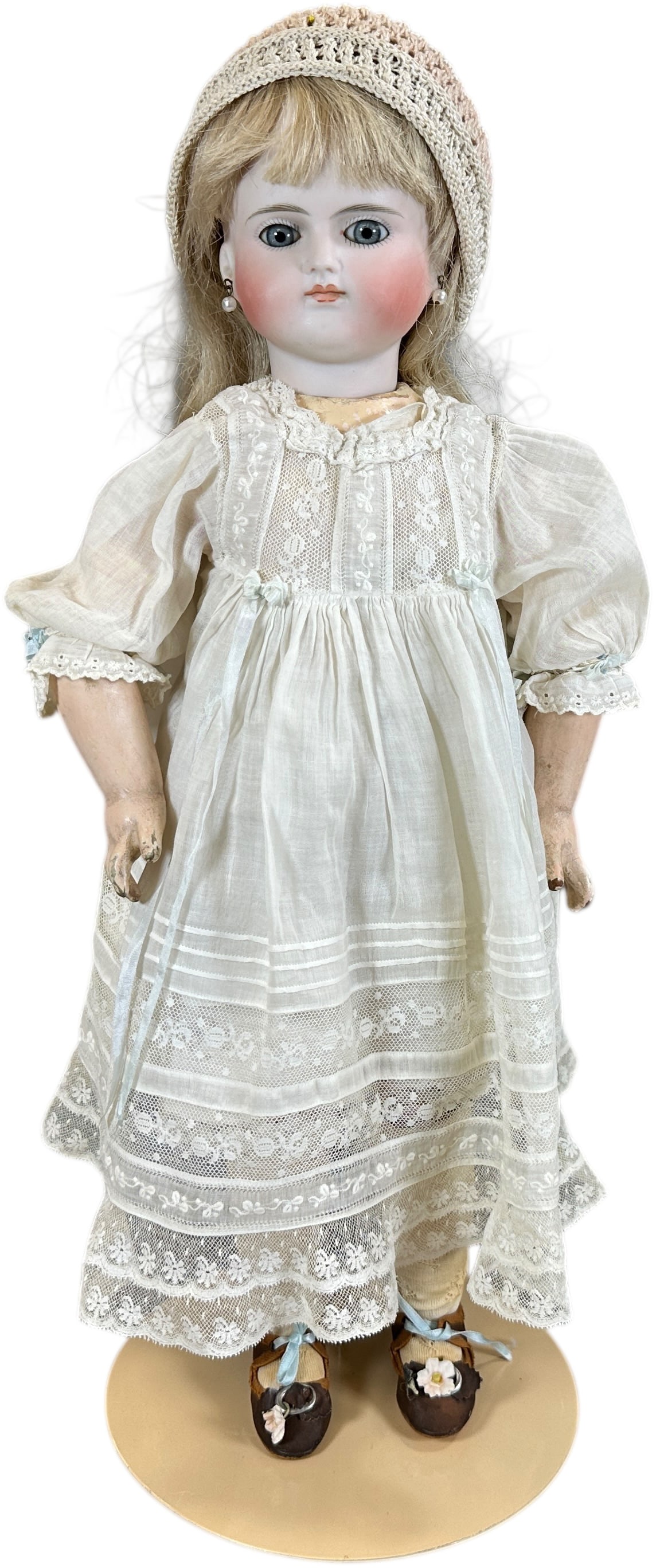 MOST UNUSUAL CLOSED MOUTH GERMAN BEBE (1 of 8)