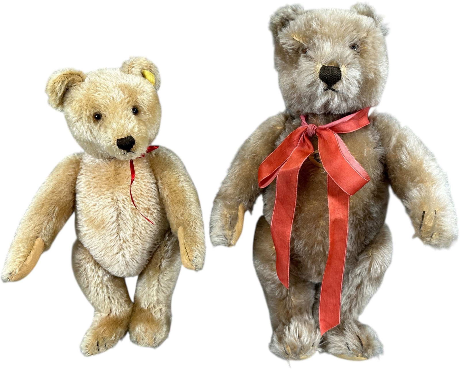 STEIFF GOLD & CARAMEL TEDDY BEARS: 1481. STEIFF GOLD & CARAMEL TEDDY BEARS | Raised script buttons, caramel bear is signed Otto Steiff. | Caramel 14" h., Gold 16" h. | (Excellent Condition) | $400 - $700