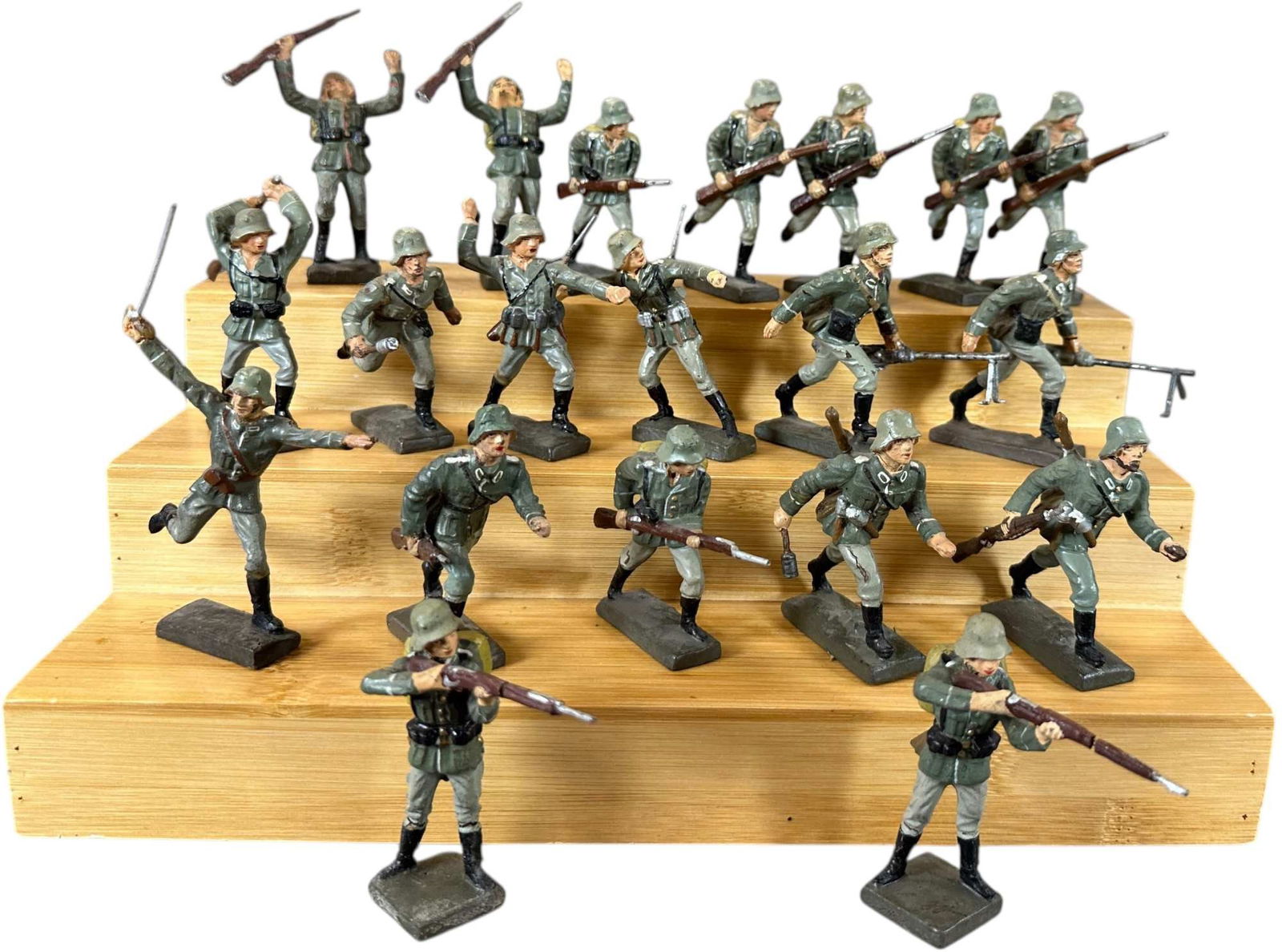 LINEOL GERMAN SOLDIERS ADVANCING (1 of 5)