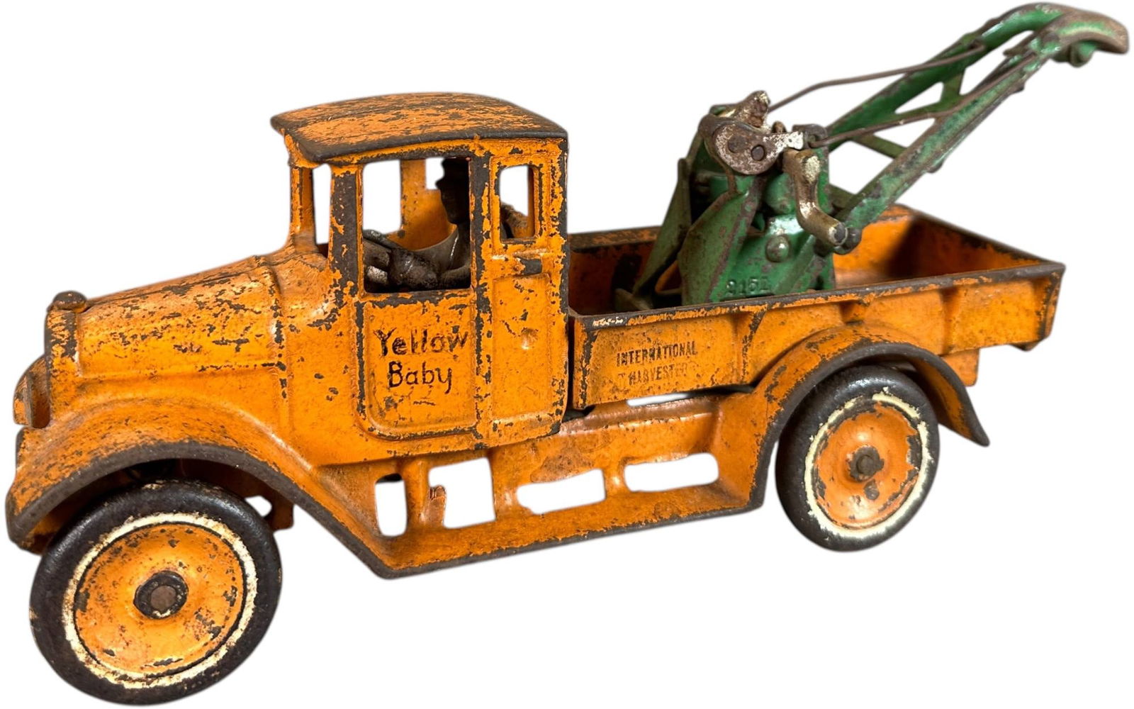 ARCADE IH YELLOW BABY WRECKER TRUCK (1 of 10)