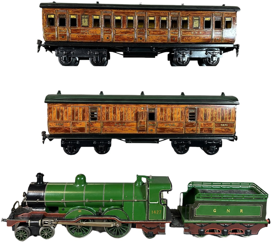 MARKLIN CLOCKWORK GNR PASSENGER TRAIN SET: 6. MARKLIN CLOCKWORK GNR PASSENGER TRAIN SET | Gauge 1, clockwork. Ex: The Tony Cuff UK Collection. | 14" l. loco | Loco, tender and car roofs are restored, minor touch-up to car side, displays in (Ex