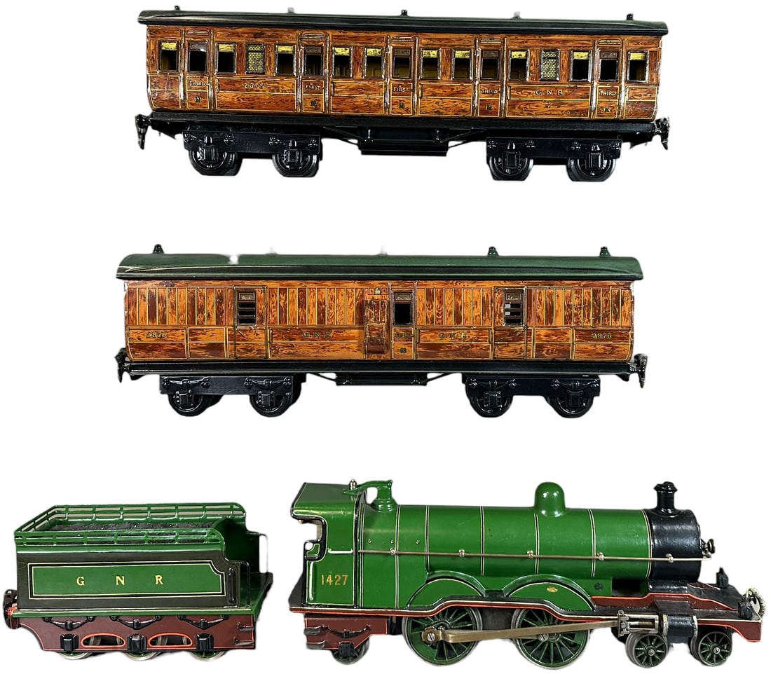 MARKLIN CLOCKWORK GNR PASSENGER TRAIN SET - 2