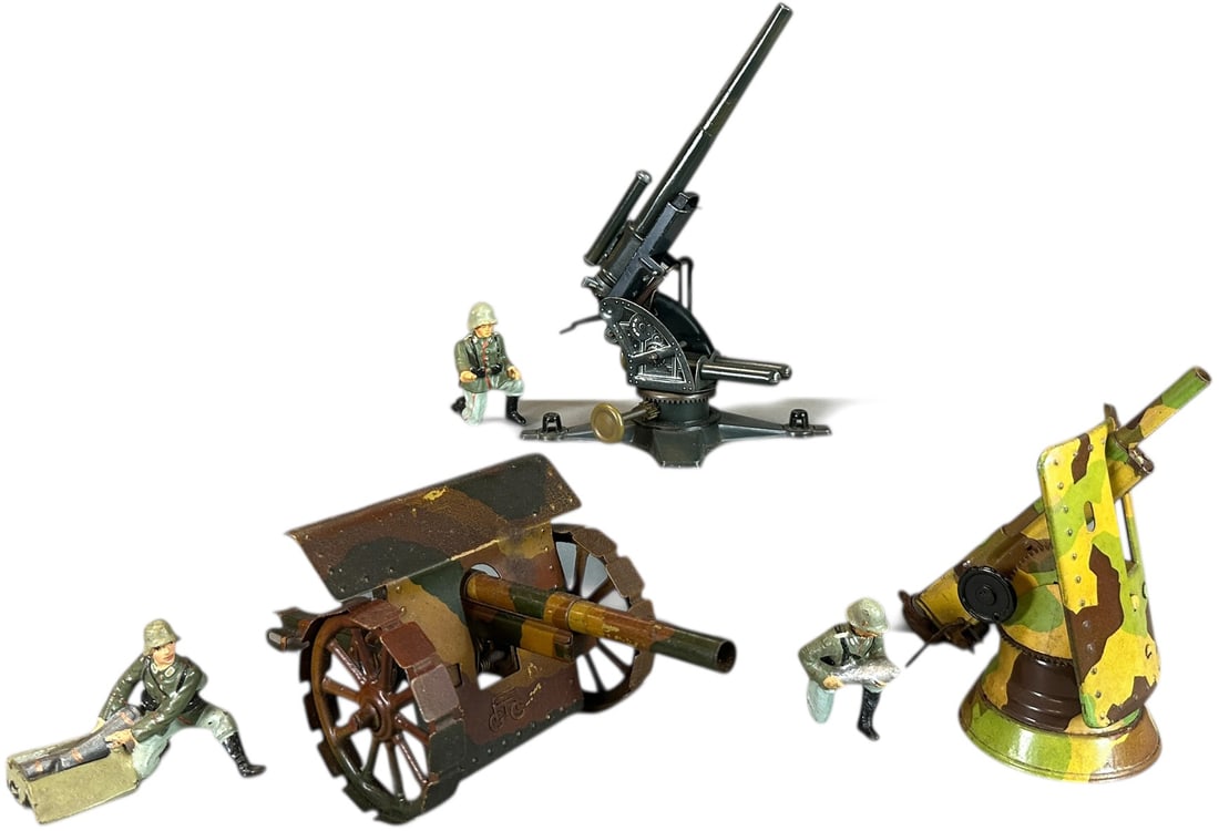 GERMAN TINPLATE ARTILLERY W/ FIGURES: 28. GERMAN TINPLATE ARTILLERY W/ FIGURES | Three tinplate prewar artillery pieces by Hausser, Marklin, and Tipp together with three 75mm composition soldiers by Lineol and Hausser. | 9" l. | (Very Goo