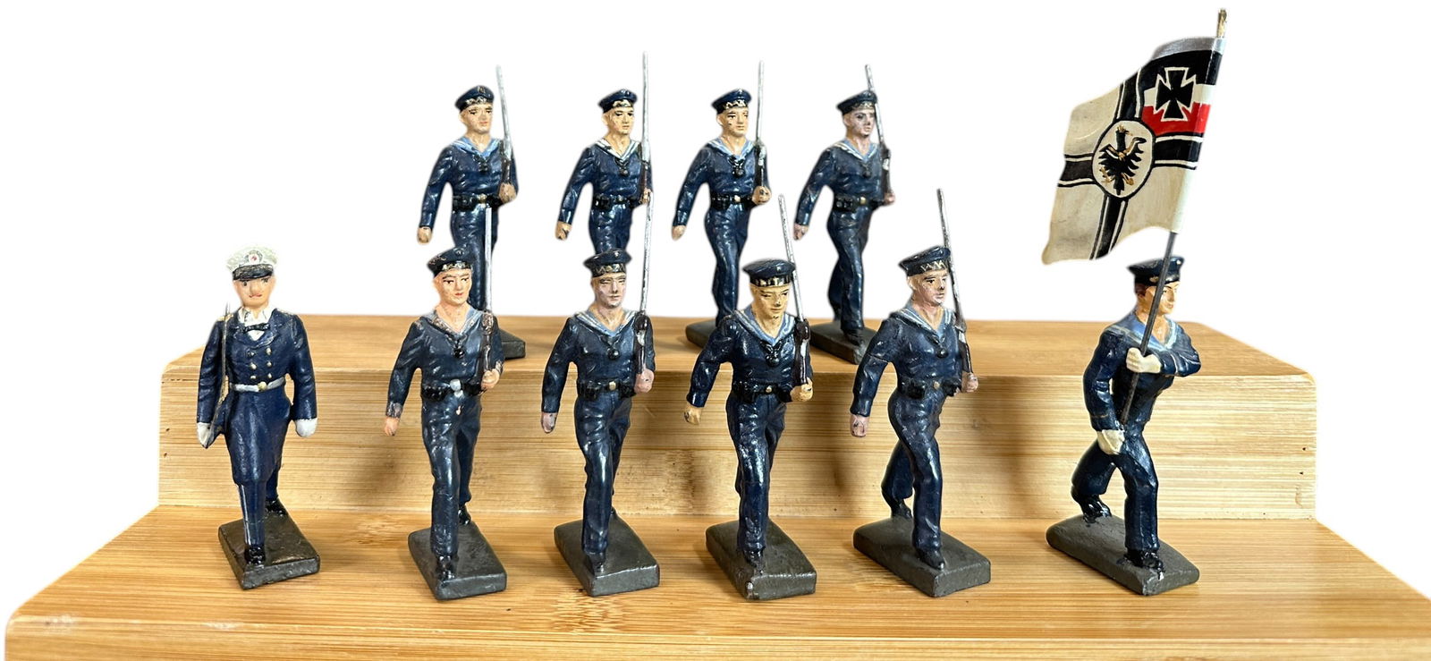 LINEOL MARCHING SAILORS: 77. LINEOL MARCHING SAILORS | Ten naval figures includes one officer, one flag bearer and 8 sailors. From the Italian collection of Steno Tonelli. | 75 mm | (Excellent Condition) | $200 - $400