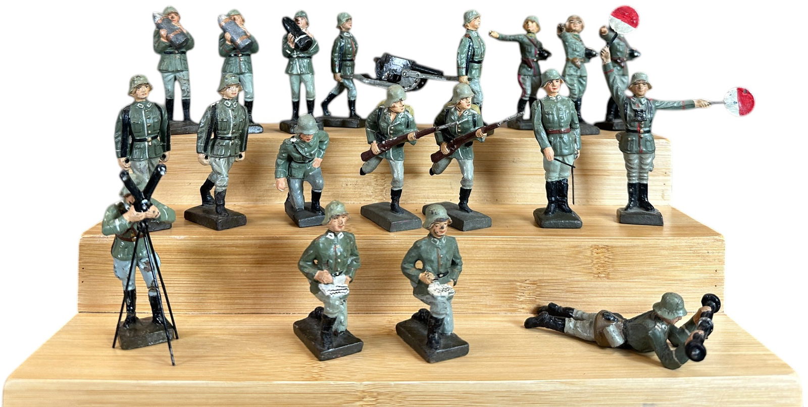 LINEOL LARGE GROUP GERMAN SOLDIERS: 78. LINEOL LARGE GROUP GERMAN SOLDIERS | 19 soldiers in various poses includes artillerymen, officers, machine gun crew, plus others. From the Italian collection of Steno Tonelli. | 75 mm | (Excellent