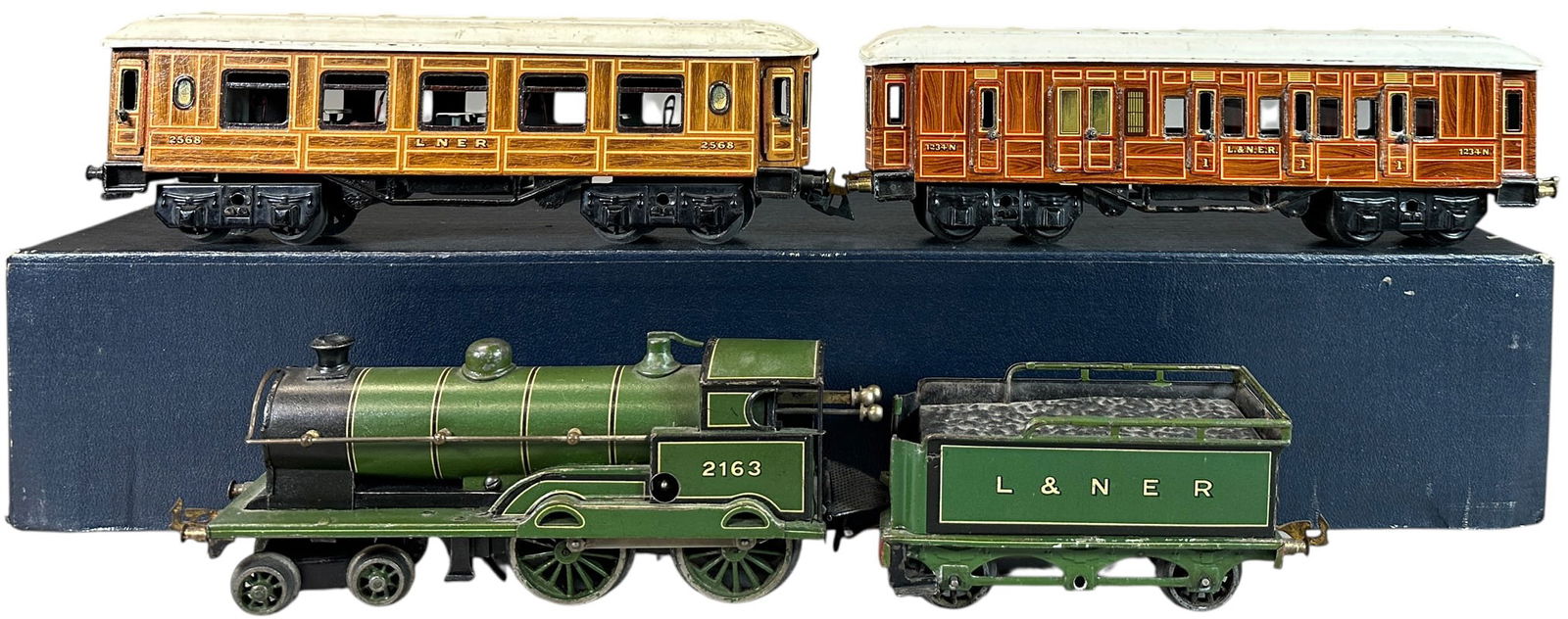 BING LNER PASSENGER TRAIN SET: 105. BING LNER PASSENGER TRAIN SET | O gauge, clockwork, litho, cars have detailed interiors. | 9.5" l. loco | A spot of touch-up to one coach roof, otherwise complete in (Very Good to Excellent Condi