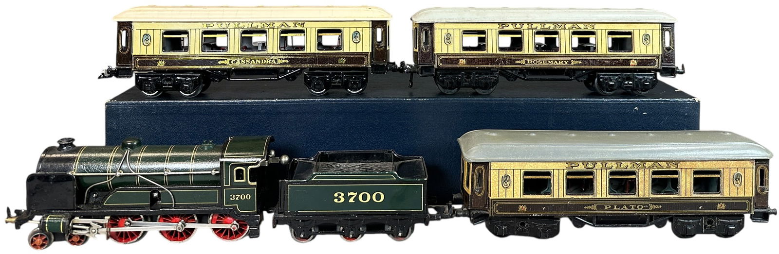 BING ENGLISH MARKET PASSENGER TRAIN SET: 106. BING ENGLISH MARKET PASSENGER TRAIN SET | O gauge, clockwork, litho. | 9.5" l. loco | Cars retain interiors, one with figures, Plato car has repainted roof, touch-ups to engine, (Very Good to Exc