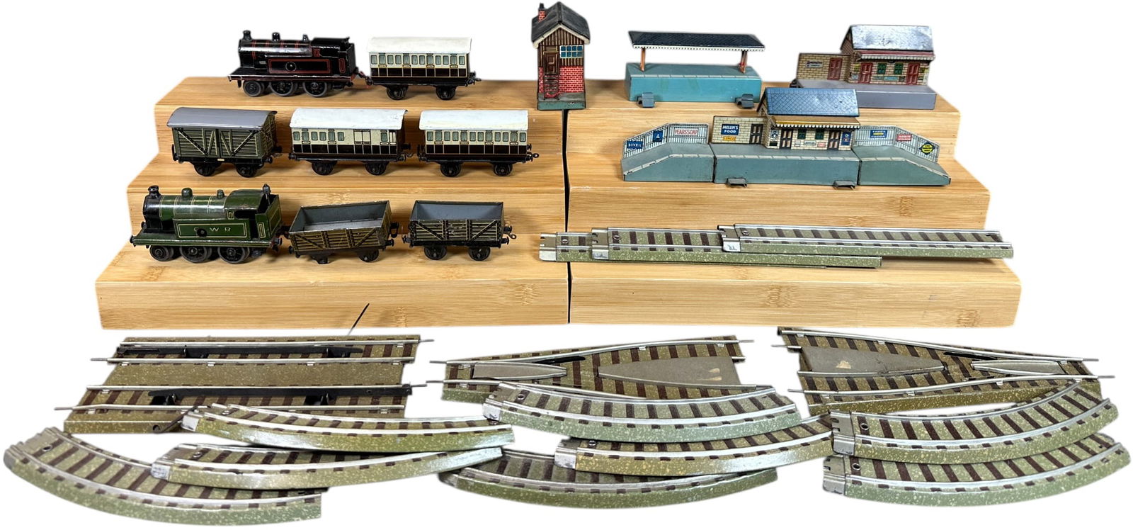 BING TABLETOP RAILWAY SETS (1 of 4)