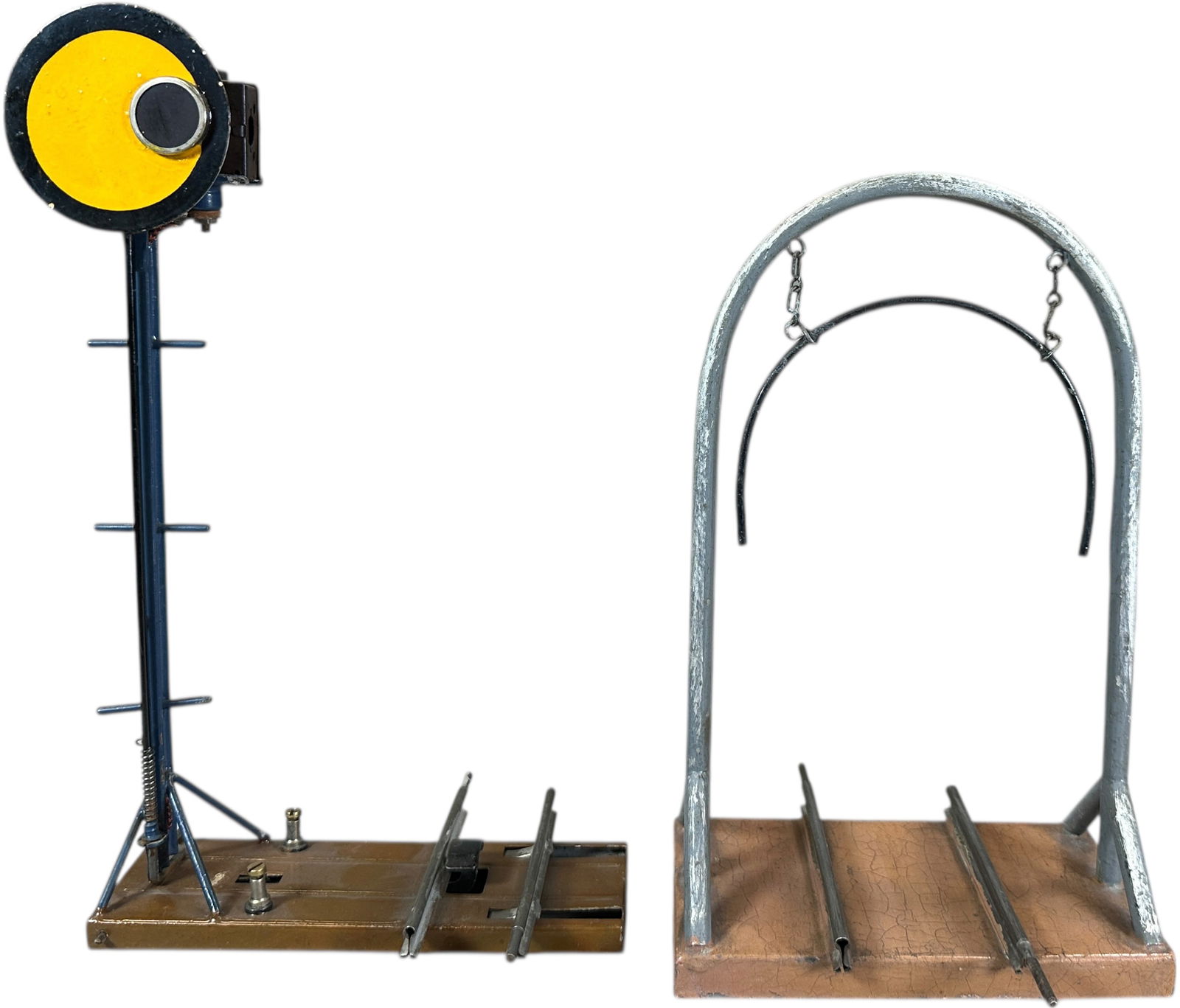 MARKLIN TELL-TALE & BING TRACK SIGNAL: 216. MARKLIN TELL-TALE & BING TRACK SIGNAL | Gauge 1, hand painted, oil lamp, electric signal. | 10" h. | (Excellent to Pristine Condition) | $400 - $700