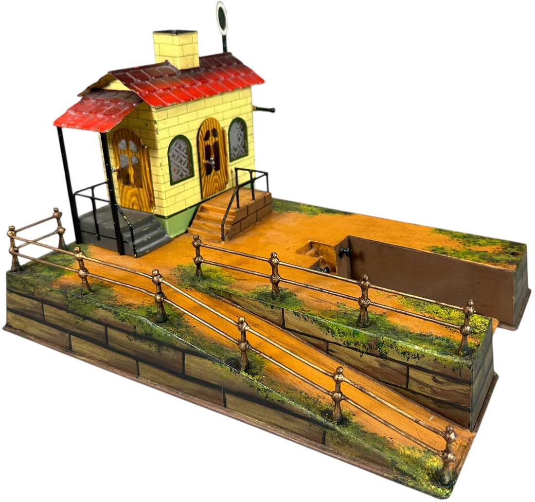 MARKLIN O GAUGE FREIGHT TERMINAL: 219. MARKLIN O GAUGE FREIGHT TERMINAL | O gauge, hand painted, the base section is an expertly made reproduction, paint on building is restored and aged. | 11.5 x 9x 7.5" lwh. | As noted. Displays in