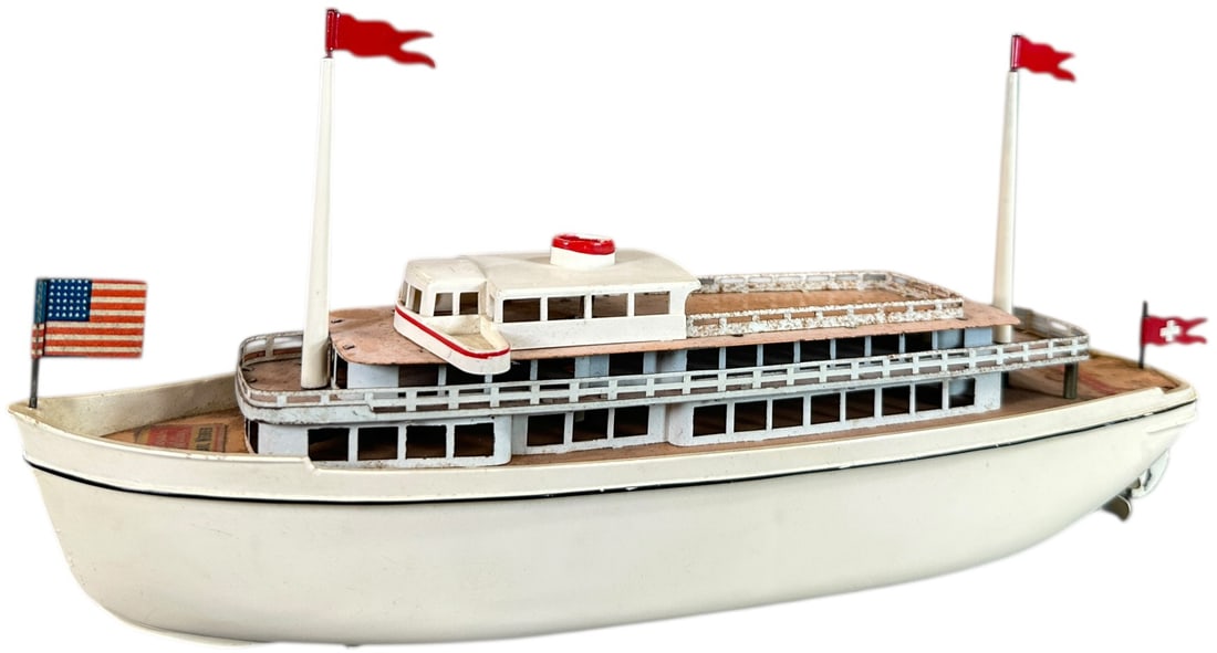 FLEISCHMANN 854 EXCURSION STEAMER: 264. FLEISCHMANN 854 EXCURSION STEAMER | Hard to find intact due to plastic hull, c. 1955, Franz Carl Weber sticker. | 11" l. | Masts and flags are replaced, otherwise needs a cleaning to be (Excellen