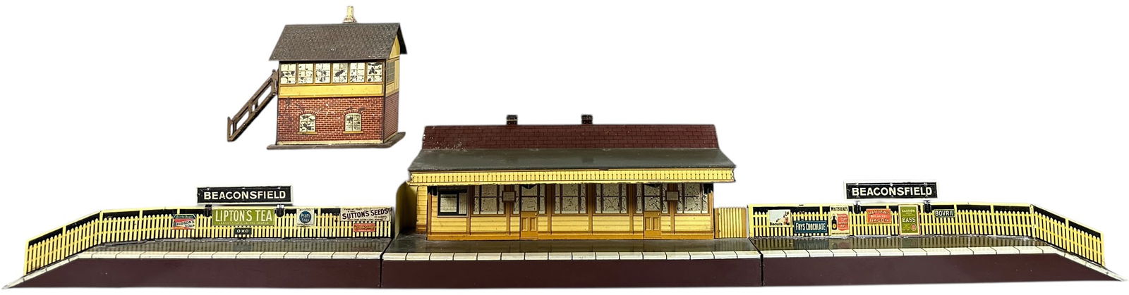 BING ENGLISH MARKET SWITCH TOWER & STATION: 277. BING ENGLISH MARKET SWITCH TOWER & STATION | O gauge, litho. | 46 x 7.5 x 7" lwh. | Roof and base/ramps have some blended paint touch-ups, lithography on building is original, (Very Good Conditio