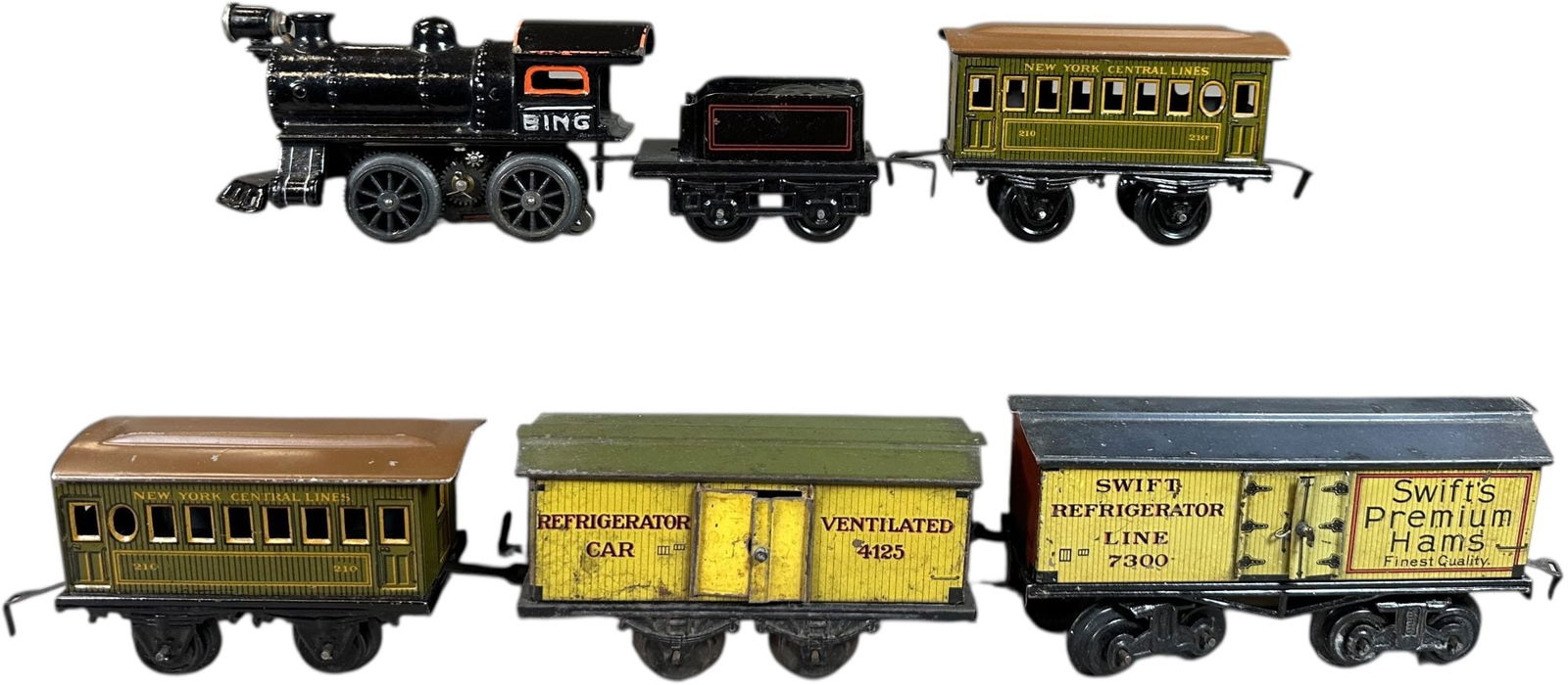 BING US MARKET PASSENGER TRAIN SET & REFRIGERATOR: 282. BING US MARKET PASSENGER TRAIN SET & REFRIGERATOR | O gauge, electric. | 5.5" l. loco | Passenger train Set is pristine, Bub refrigerator car is (Very Good Condition), Bing Swift's car is (Very G