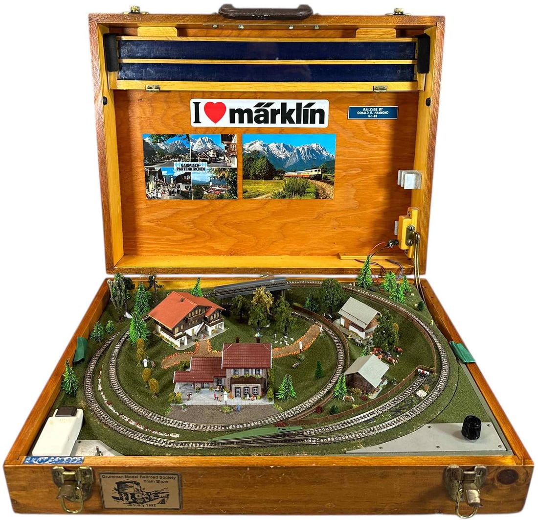 MARKLIN Z GAUGE LAYOUT CARRYING CASE (1 of 6)
