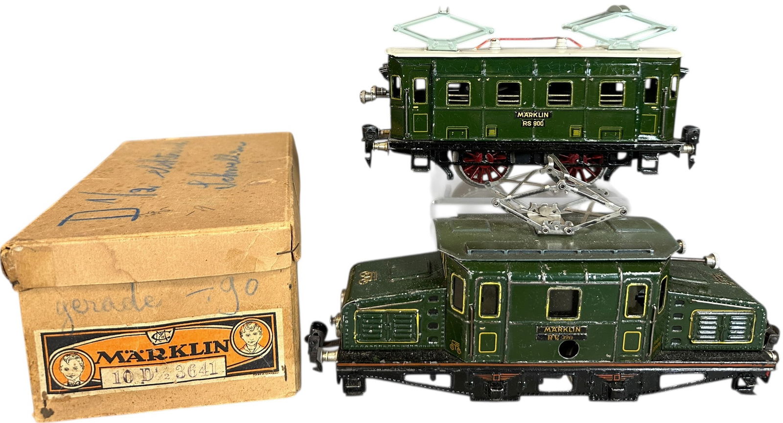 MARKLIN SWISS STYLE RS900 & RV920 ENGINES: 292. MARKLIN SWISS STYLE RS900 & RV920 ENGINES | O gauge, clockwork, one with box. | 8.5" l. | (Excellent Condition) | $300 - $600