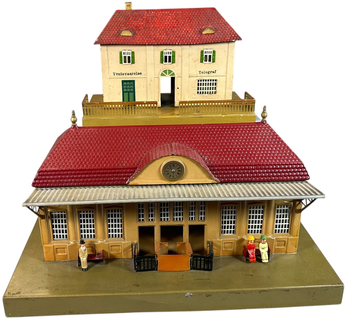 MARKLIN PASSENGER STATIONS: 328. MARKLIN PASSENGER STATIONS | 16.5" l. | Overall (Excellent Condition) | $300 - $600