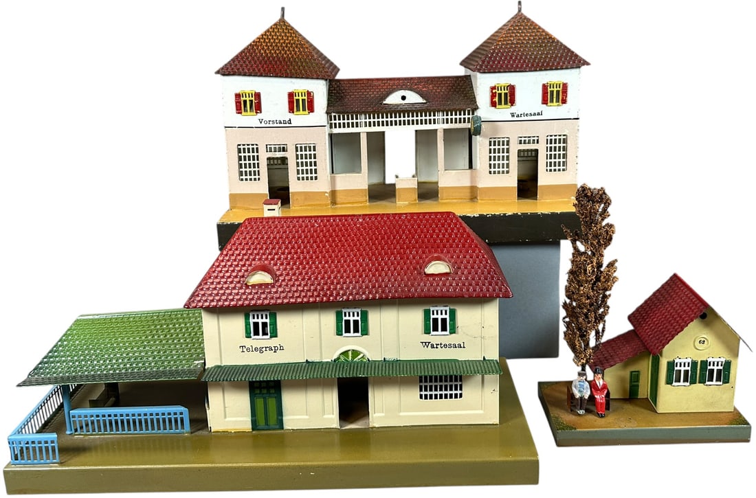 MARKLIN STATIONS & GUARD'S HOUSE: 347. MARKLIN STATIONS & GUARD'S HOUSE | O gauge. | 16" l. | (Excellent Condition) | $300 - $600