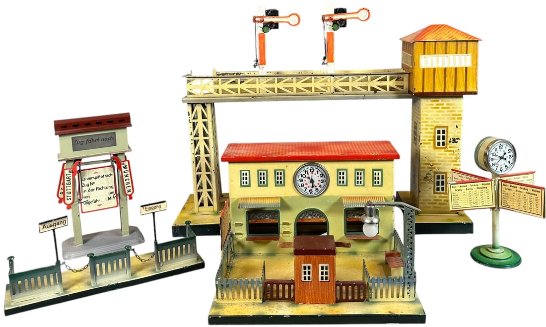 KIBRI STATIN & TRAIN ACCESSORIES: 350. KIBRI STATIN & TRAIN ACCESSORIES | O gauge. | 18" l. | Touch-up to tops of two signal lights, (Excellent Condition) | $350 - $700