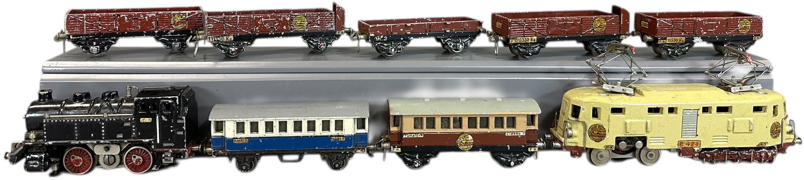 EARLY ITALIAN HO SCALE CO.MO.GE TRAINS: 360. EARLY ITALIAN HO SCALE CO.MO.GE TRAINS | Rare 00 gauge Italian diecast locomotives and diecast freight wagons. | 4.5" l. loco | Electric loco pantographs and trucks missing mounting hardware, oth