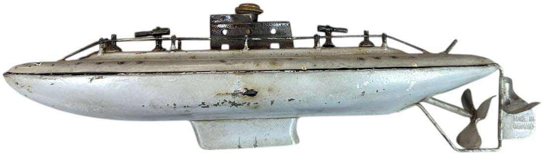 FLEISCHMANN SUBMARINE NO. 670/30: 381. FLEISCHMANN SUBMARINE NO. 670/30 | 1936 catalog. | 11" l. | (Very Good to Excellent Condition) | $200 - $400