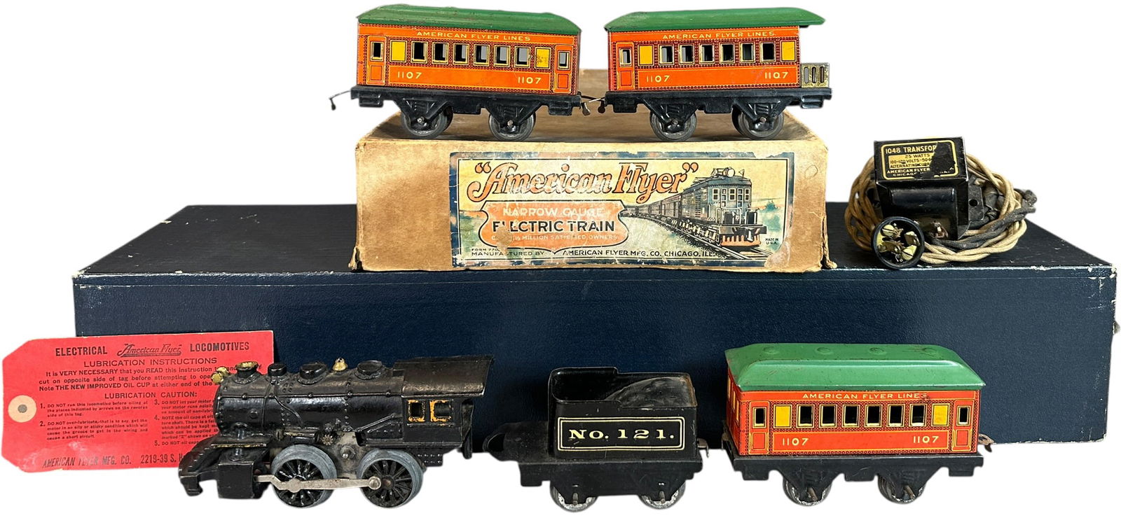 BOXED PREWAR AMERICAN FLYER TRAIN SET: 406. BOXED PREWAR AMERICAN FLYER TRAIN SET | O gauge, electric. | 7.5" l. loco | Includes instruction card, minor distress to box with two seam tears, loco in (Very Good Condition), cars in (Excellent