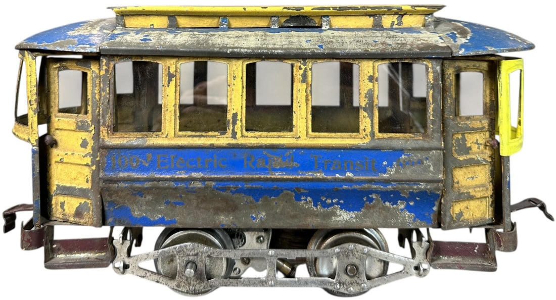 LIONEL CLOSED END NO.100 TROLLEY: 414. LIONEL CLOSED END NO.100 TROLLEY | Standard gauge, electric. Provenance: Bradley Kaplan Collection. | 10.5" l. | Overpaint to one window frame at rear of platform, otherwise moderate flaking to
