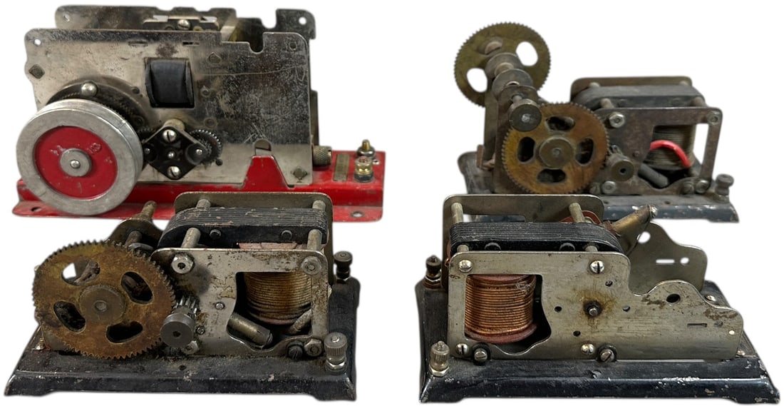 RARE LIONEL STATIONARY MOTORS: 420. RARE LIONEL STATIONARY MOTORS | Type M, Type R and a No.2 bild-a-motor. Provenance: Bradley Kaplan Collection. | 7" l. | (Excellent Condition) | $350 - $700
