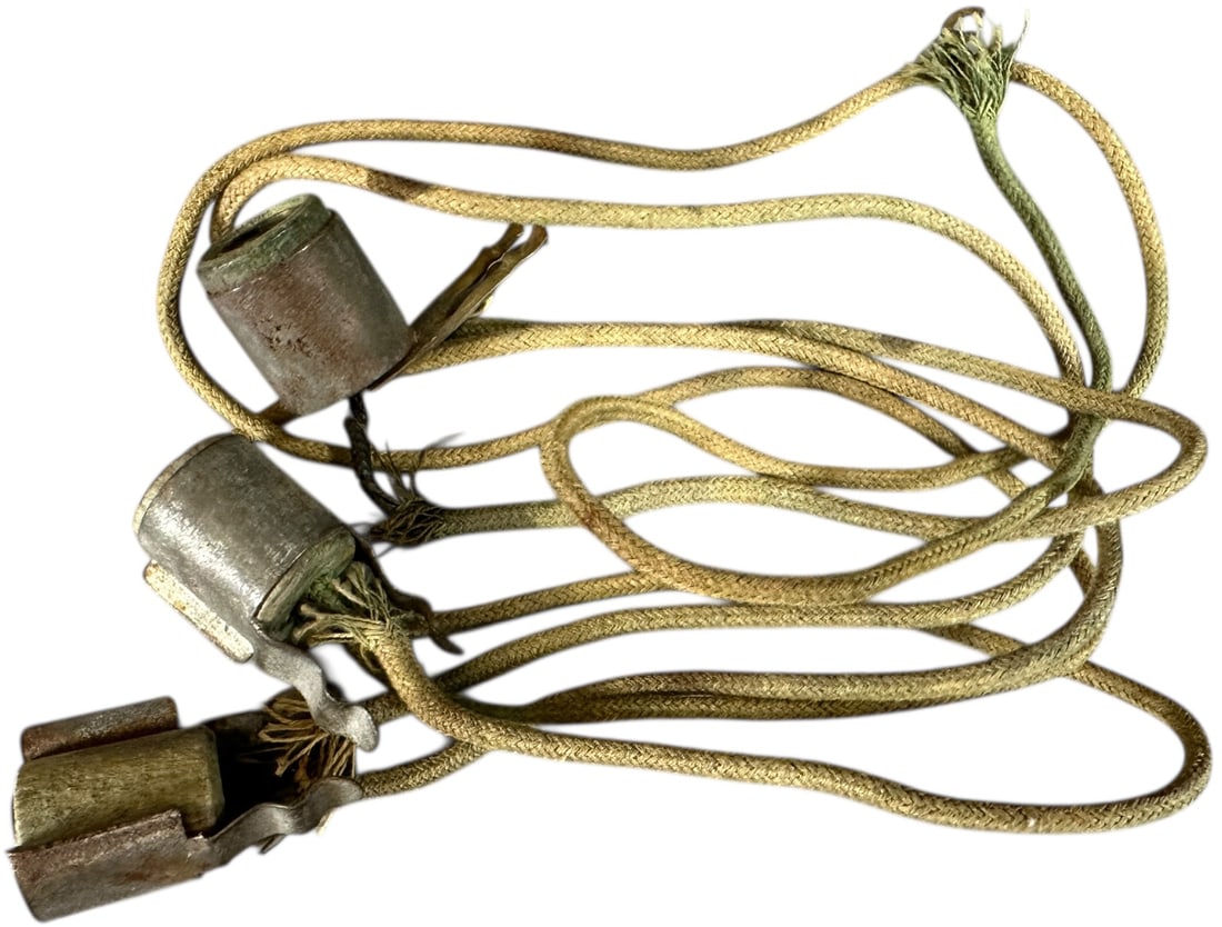 RARE ORIGINAL LIONEL PASSENGER CAR LIGHTING KIT: 421. RARE ORIGINAL LIONEL PASSENGER CAR LIGHTING KIT | Original lighting kit for 10 series passenger cars. Provenance: Bradley Kaplan Collection. | 0.5" dia. socket | (Excellent Condition) | $200 - $4