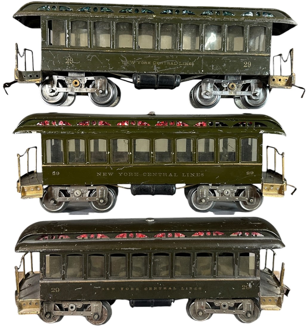 LIONEL DAY COACHES: 447. LIONEL DAY COACHES | Standard gauge. | 15.5" l. | Slight bubble wrap markings to one roof, original paint, overall in ranging from (Very Good Condition) to (Excellent Condition) | $200 - $400