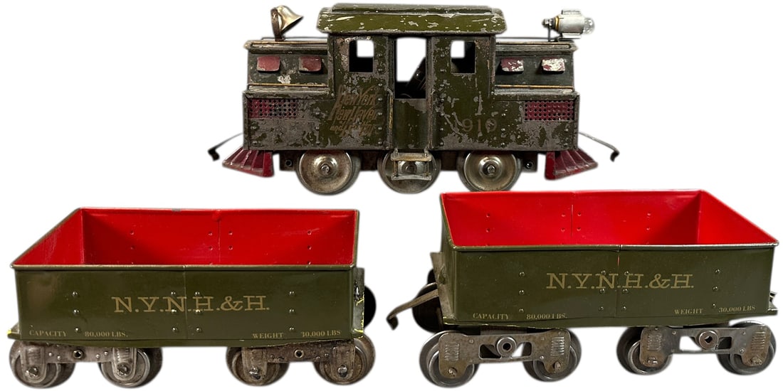 LIONEL SQUARE CAB 1910 W/ SHORT GONDOLAS: 471. LIONEL SQUARE CAB 1910 W/ SHORT GONDOLAS | Standard gauge. Provenance: Bradley Kaplan Collection. | 8.5" l. loco | Cars restored, loco (Very Good Condition) | $400 - $800